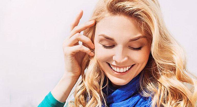 Vier gemakkelijke tips om je blonde haren te laten stralen en te herstellen