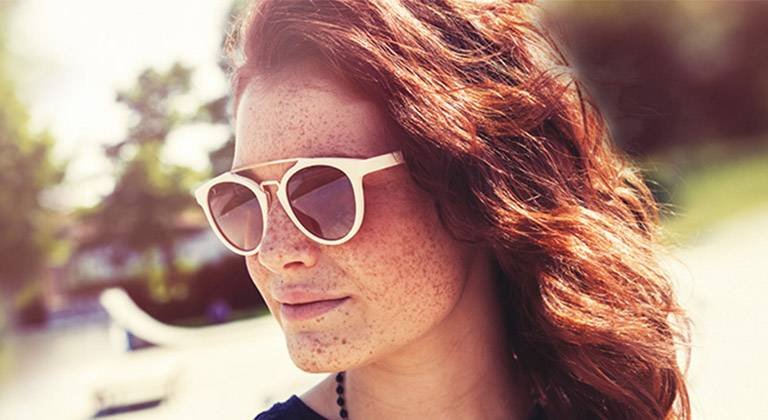 Tout savoir sur la tendance de la couleur de cheveux roux foncé | Garnier