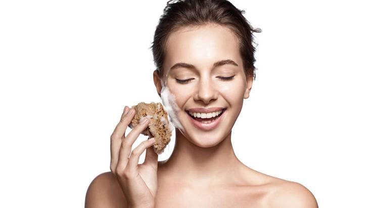 Quel produit utiliser pour nettoyer une peau à tendance acnéique ? Découvrez 5 nettoyants pour visage et sélectionnez celui qui répond le mieux à vos besoins.