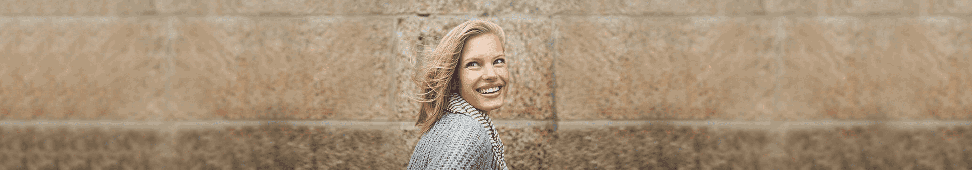 Middenblond haar is een kleur die eindeloos gecombineerd kan worden. Ontdek de mooiste kapsels voor blond haar en hoe je je nieuwe coupe eruit kan laten springen.