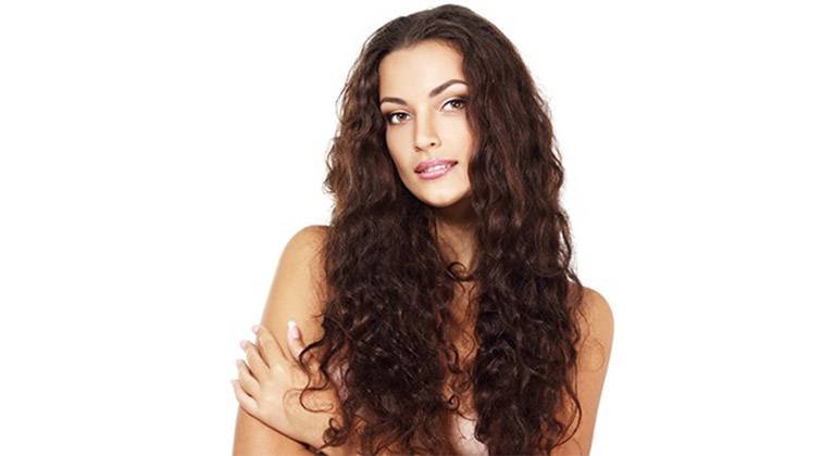 Heb je dof of beschadigd gekleurd haar? En wil je een glanzend kapsel zoals de filmsterren? Volg dan onze 5 tips om je lokken gezonder, sterker en levendiger te maken.