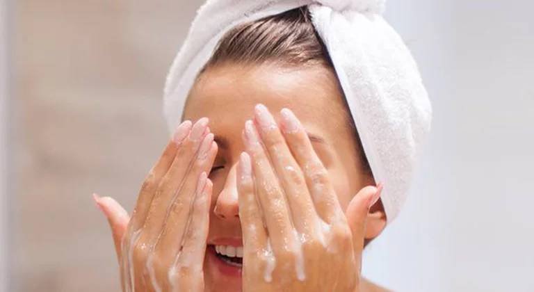 Wat zijn organische ingrediënten en waarom vind je ze in natuurlijke anti-aging verzorging? We leggen uit hoe ons BIO gamma met organische elementen rimpels vermindert.