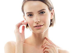 Une routine pour le visage idéale implique de procéder aux bons soins dans le bon ordre. Découvrez les étapes et produits à choisir pour les réaliser.