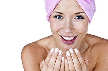 Als je last hebt van puistjes, dan is een goede gezichtsreiniging om acne te bestrijden een must. Ontdek in dit artikel welk product bij jou past en pak je probleem aan.