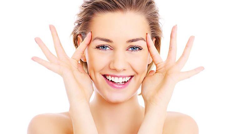 Votre peau sensible a sans doute déjà été confrontée aux irritations liées à l’utilisation de produits non-adaptés à votre type de peau. L’eau micellaire est à la fois douce et très efficace pour le nettoyage de votre peau. Découvrez les meilleures eaux micellaires pour peaux sensibles et comment les utiliser.