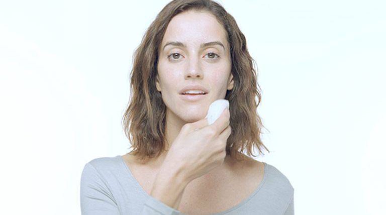 Essayez l’éponge végétale nettoyante konjac avec le gel nettoyant détoxifiant à la citronnelle de Garnier Bio et admirez le résultat éclatant sur votre peau.