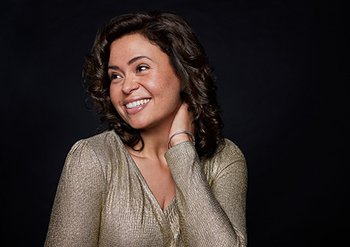 Model met bruine krullen